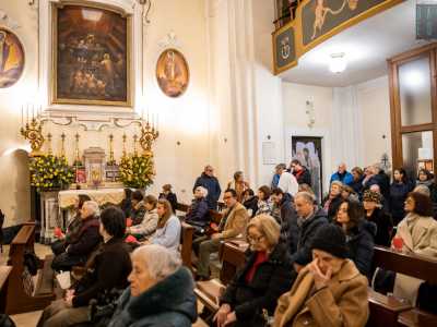 La cerimonia inizia alle 19. Ognuno dei presenti ha in mano una candela, il simbolo della Candelora. I ceri per� sono tutti spenti: si attende infatti l�ingresso del Bambino, che nel frattempo � stato portato in sagrestia
